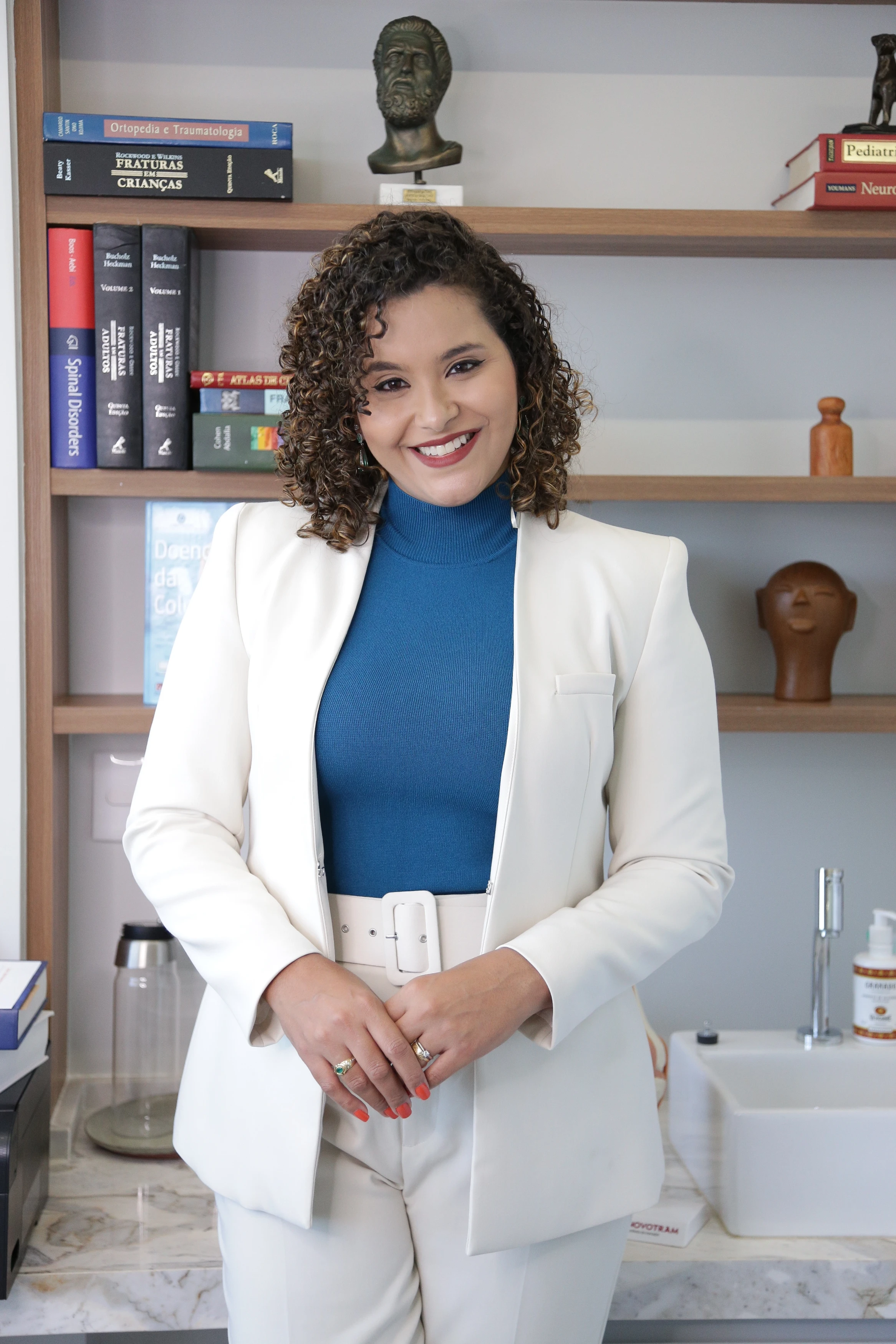 Retrato da Dra. Rickella Moreira, fisiatra em Goiânia